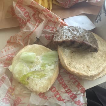 Soğuk Ve Eksik Malzemeli Hamburger Hayal Kırıklığı