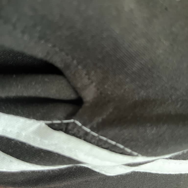 Gülseli Aldığım Eşofman Takımında Paketi Açar Açmaz Belirgin Bir Dikiş Hatasıyla Karşılaştım