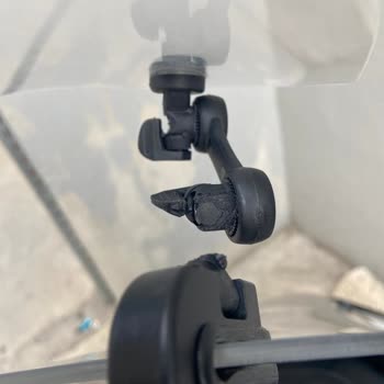 Dayanıksız Deflektör Cam Ve İlgisiz Satıcı Deneyimi