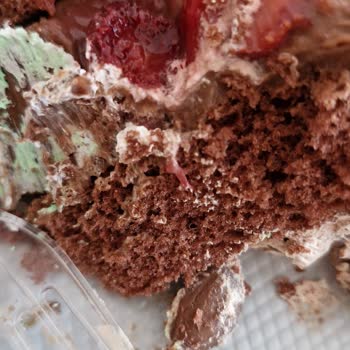 Pahalı Pastada Bayat Çileklerle Hayal Kırıklığı Yaşadım