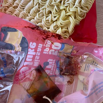 Açık Paket Ve Patlamış Yağlı Noodle Şoku!