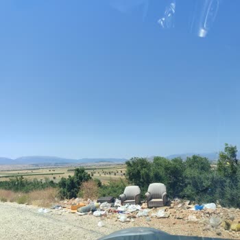 Korkuteli Belediyesi Kemerağzı Köyü Yakınında Çöp Sorunu Ciddiyetini Koruyor