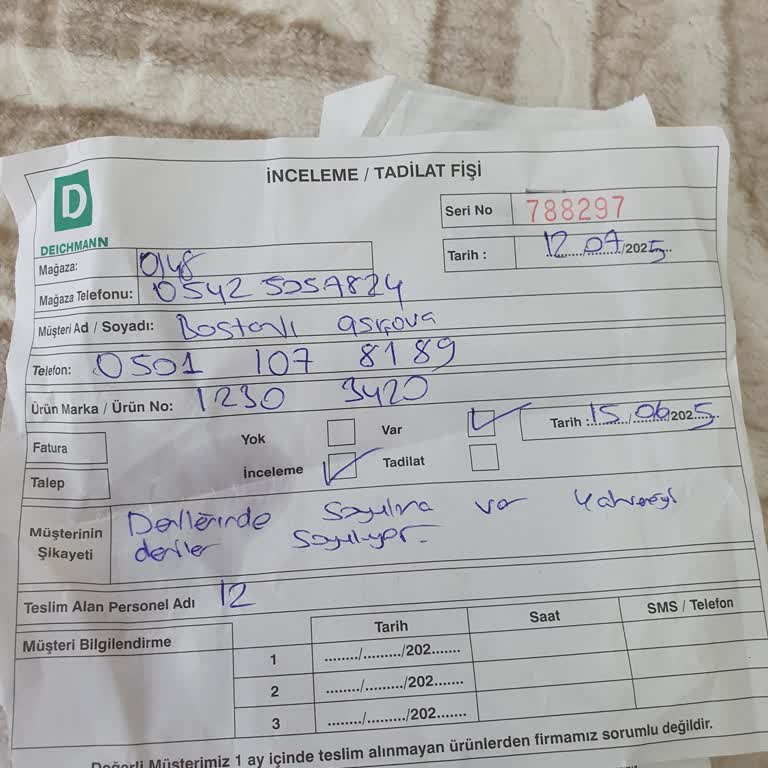 Beyaz Sandaletlerde Anlamsız Kahverengi Lekeler Ve Uyum Sorunu