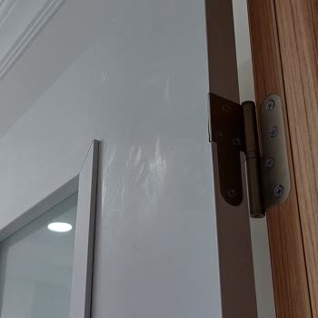 Kapı Üzerindeki Yapışkan Kalıntıları Çıkmıyor, Acil Çözüm İstiyorum