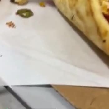 Domino's Pizza Hamuru Pişmemiş Bir Pizza