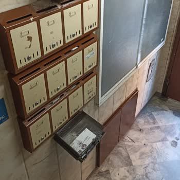 Türk Telekom Personelinin Apartmanda Bıraktığı Çöp Ve Artıklar Rahatsızlık Yaratıyor