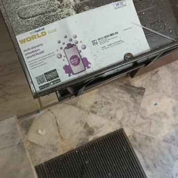 Türk Telekom Personelinin Apartmanda Bıraktığı Çöp Ve Artıklar Rahatsızlık Yaratıyor