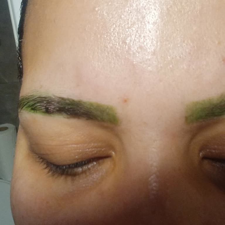 Maybelline Tattoo Brown Light Brown, ceja se volvió verde, pido solución urgente