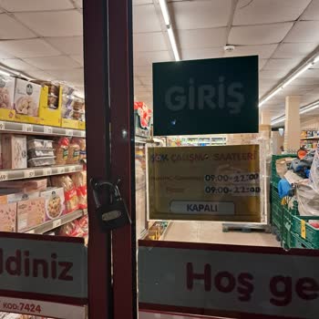 Kapanış Saatinden Önce Market Kapısının Kilitlenmesi Ve Çalışanların Kaba Tavrı