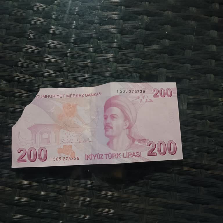 ATM'den Sürekli Yırtık 200 TL Banknot Verilmesi Mağduriyet Yaratıyor