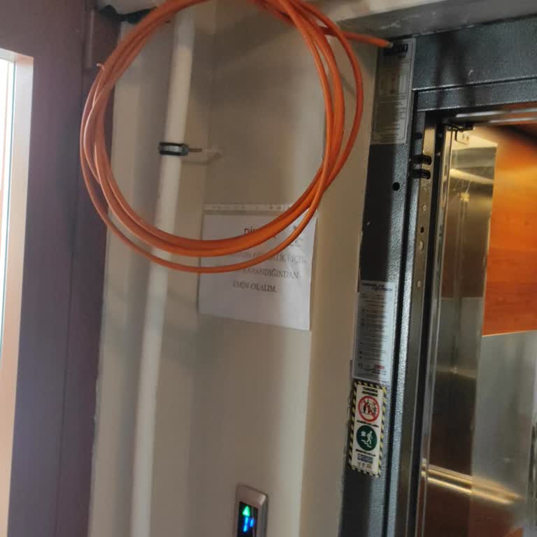 İzinsiz Çekilen Fiber Kablo Apartman Girişini Kapattı