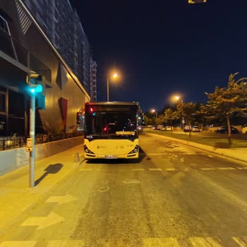 İETT Aracı Yolun Bir Şeridini Sürekli Kapatıyor