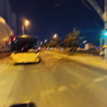 İETT Aracı Yolun Bir Şeridini Sürekli Kapatıyor