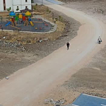 Şehitkamil Belediyesi Toz Fırtınası Ve Yol Eksikliği Mahalle Sakinlerini Mağdur Ediyor