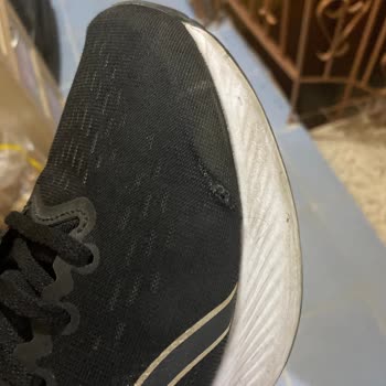 Asics Ayakkabıda Kalıp Yanında Yırtılma Ve Deformasyon Şoku