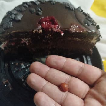 Harras Vişneli Pastadan Çıkan Çekirdek Dişimi Kırdı