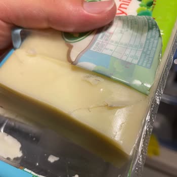 Sütaş Kaşar Peynirde Siyah Lekeler Ve Küf Şüphesi