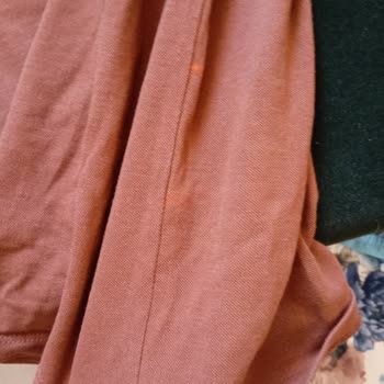 Bir Yıkamada T-shirtte Anlaşılmaz Lekeler Oluştu!