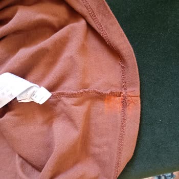 Bir Yıkamada T-shirtte Anlaşılmaz Lekeler Oluştu!