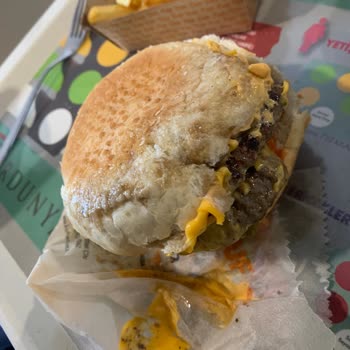 Bayat Ekmekli Ve Özensiz Hazırlanmış Hamburger Hayal Kırıklığı