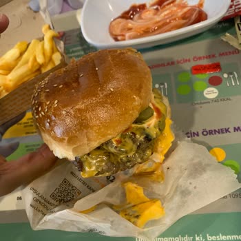 Bayat Ekmekli Ve Özensiz Hazırlanmış Hamburger Hayal Kırıklığı