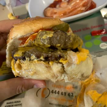 Bayat Ekmekli Ve Özensiz Hazırlanmış Hamburger Hayal Kırıklığı