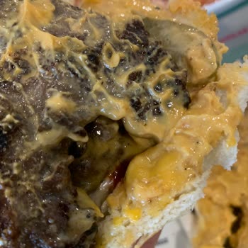 Bayat Ekmekli Ve Özensiz Hazırlanmış Hamburger Hayal Kırıklığı