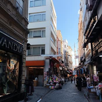 Banka Tabelası Tezgahlar Yüzünden Görünmüyor