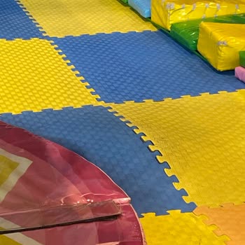 Çocuk Oyun Alanındaki Bozuk Zemin Güvenliği Tehdit Ediyor