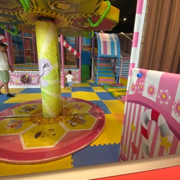 Çocuk Oyun Alanındaki Bozuk Zemin Güvenliği Tehdit Ediyor