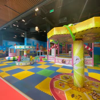 Çocuk Oyun Alanındaki Bozuk Zemin Güvenliği Tehdit Ediyor