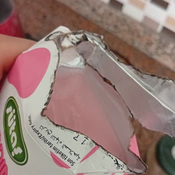 Puding Ambalajında Siyah Maddeyle Karşılaştım, Endişeliyim