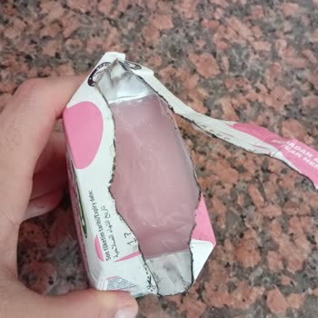 Puding Ambalajında Siyah Maddeyle Karşılaştım, Endişeliyim