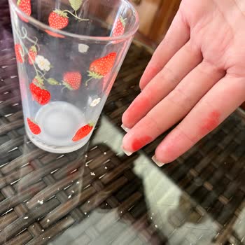 Aldığım Bardakların Boyası Elde Kalıyor Şaşkınım