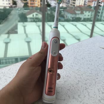 Oral - B Diş Fırçası Aniden Yandı Ve Kullanılamaz Hale Geldi