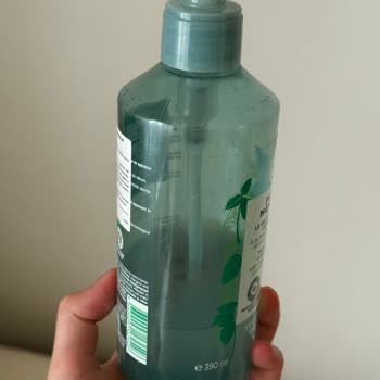 Yüz Temizleme Jelinde Küf Oluşumu İle Karşılaştım, Şaşkınım Ve Endişeliyim