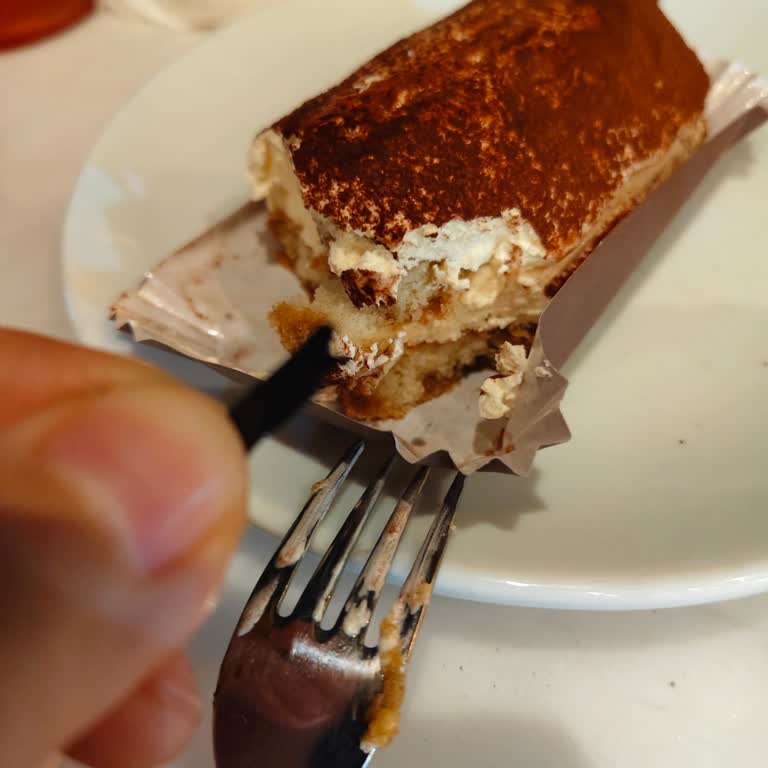 Starbucks Pastasında Plastik Cisim Şoku