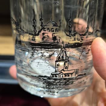 Porland Viski Bardağında Cami Resmi Manevi Değerlere Saygısızlık