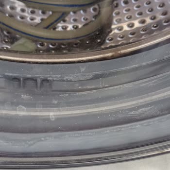 Yeni Alınan Çamaşır Makinesi Paslı Ve Kireçli Teslim Edildi