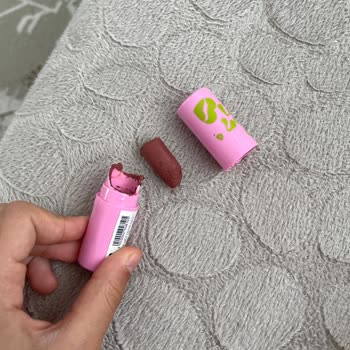 Aldığım Rujlar Sürekli Kırık Çıkıyor, Kullanamıyorum