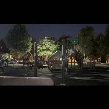 Çocuk Parkında Yetersiz Işıklandırma Güvenliği Tehlikeye Atıyor