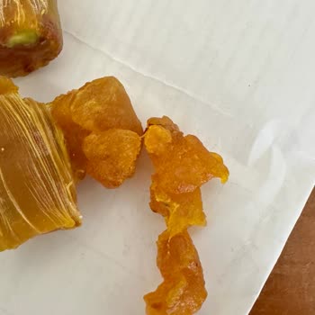 Lokumun İçinden Plastik Benzeri Madde Çıktı, Sağlığım Tehlikeye Girdi