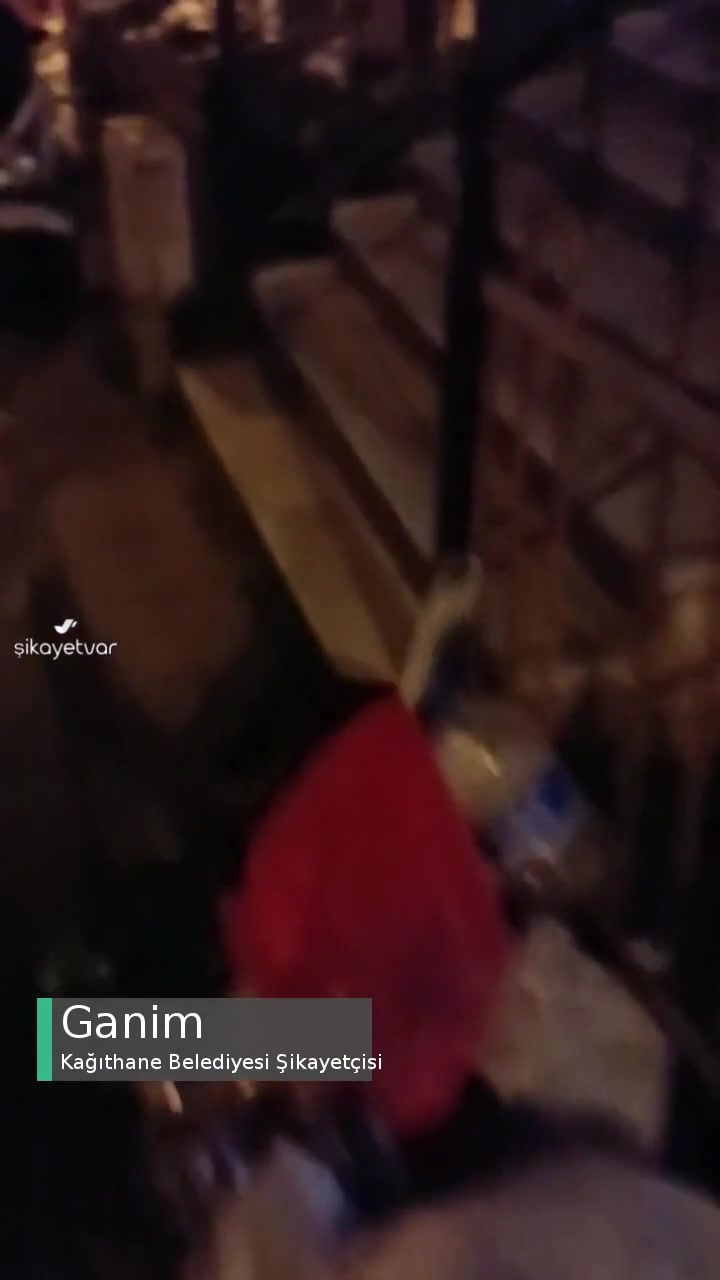 Kağıthane Belediyesi Bina Önüne Çöp Atma videonun kapak resmi