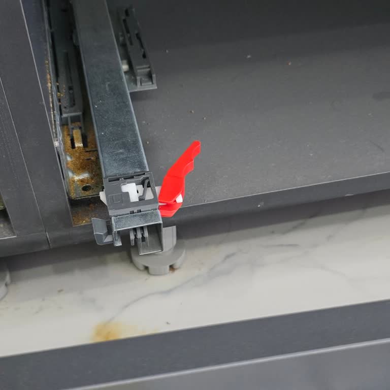 Yeni Mutfak Dolap Raylarının Plastik Parçaları Kırıldı, Yedek Parça Talebi