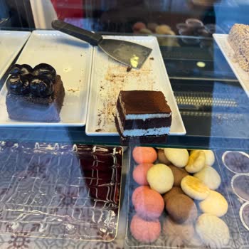 Vialand Şubesinde Bayat Tatlılar Ve İlgisiz Personel Deneyimi