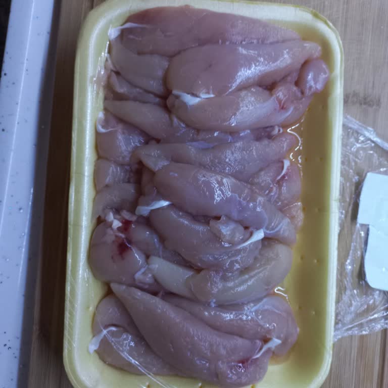 Bozuk Tavuk Satışı Ve İlgisiz Mağaza Yetkilileri