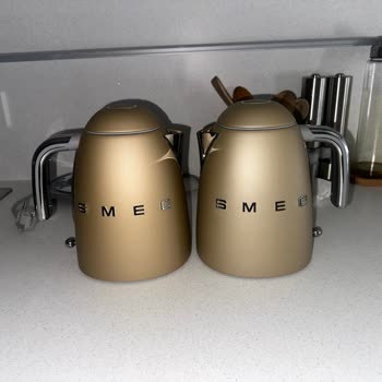 Smeg Kettle'ın Dış Yüzeyinde Temizlik Sonrası Kalıcı Leke Ve Renk Atması