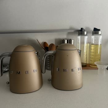Smeg Kettle'ın Dış Yüzeyinde Temizlik Sonrası Kalıcı Leke Ve Renk Atması