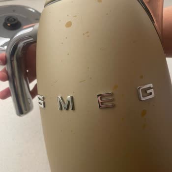 Smeg Kettle'ın Dış Yüzeyinde Temizlik Sonrası Kalıcı Leke Ve Renk Atması