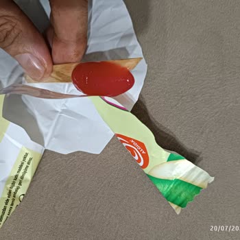 Twister Mini Dondurma Çubuğu Parçalanmış Ve Dudağı Çizdi